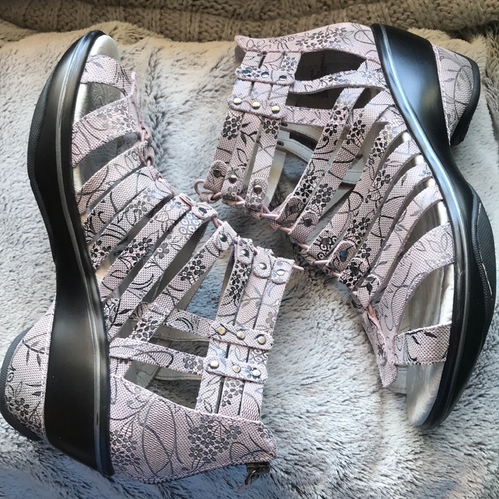 Jambu Size 9 Sugar/Rose Floral and black , lace-up, back zip booties